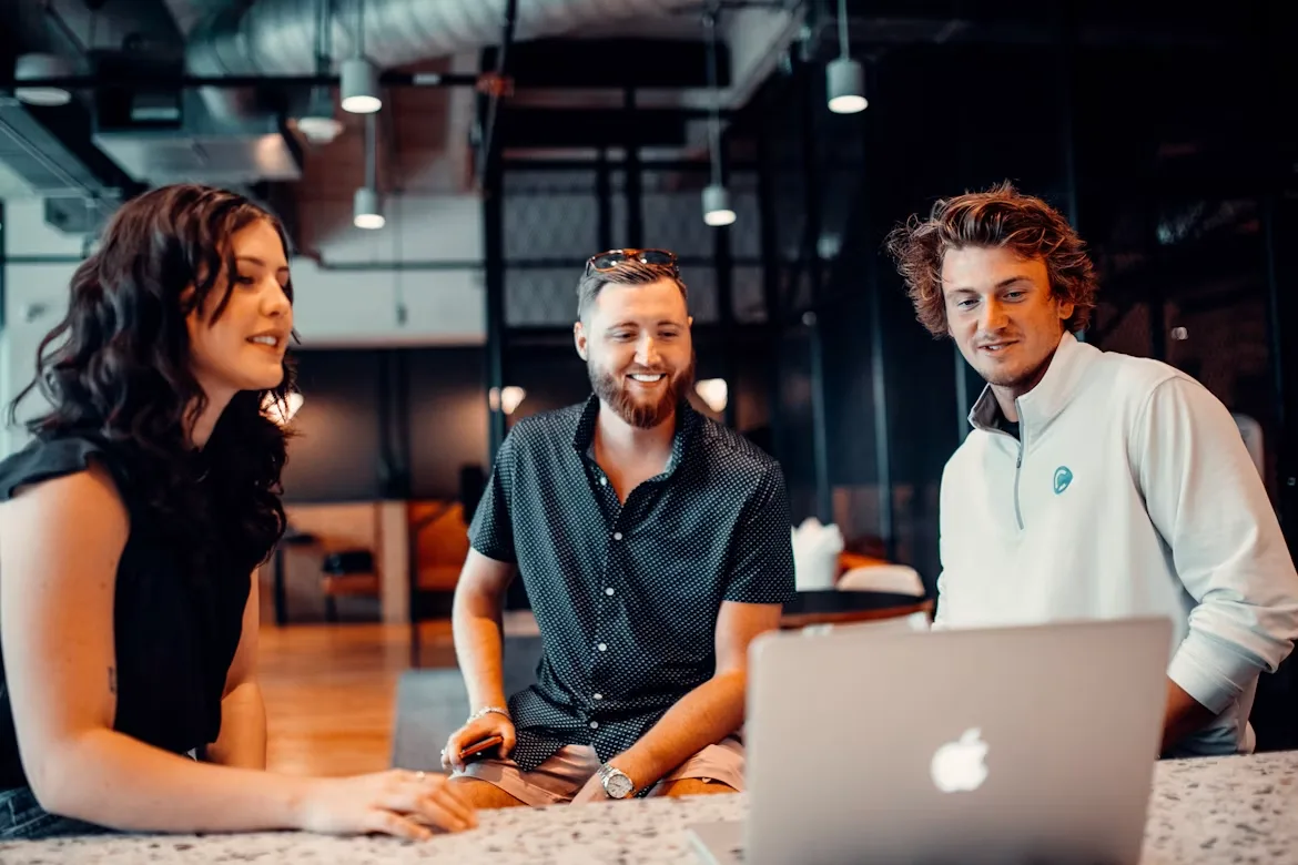 Equipe acompanhando o crescimento do negócio com ClickZap